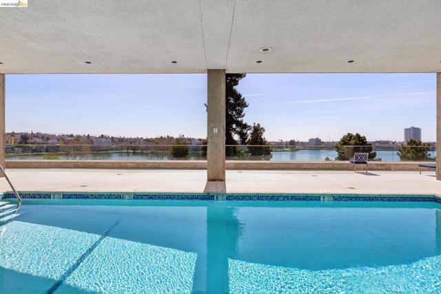 565 Bellevue Ave, Oakland CA: https://media.crmls.org/mediaz/8e8274d2-4632-41a8-b932-c80f68c87d06.jpg