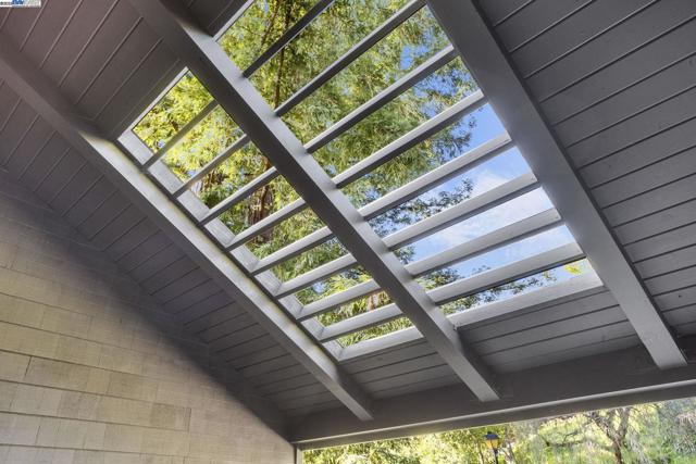 3 Abbott Way, Piedmont CA: https://media.crmls.org/mediaz/8e8276c2-7c4c-4612-85ed-b80ff7a561df.jpg