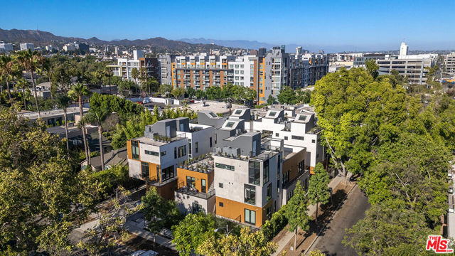 1016 N Martel Avenue, West Hollywood CA: https://media.crmls.org/mediaz/8e82de44-f965-4e94-b02c-374bccf40542.jpg