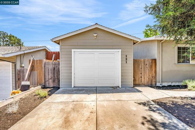 121 School Ln, Walnut Creek CA: https://media.crmls.org/mediaz/8e83ab7d-1e7e-498c-b74d-69e7158b843c.jpg