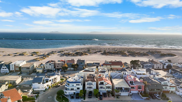 3300 Ocean Drive, Oxnard CA: https://media.crmls.org/mediaz/8e83d3e7-d01a-4b6d-81cb-84421a04065e.jpg