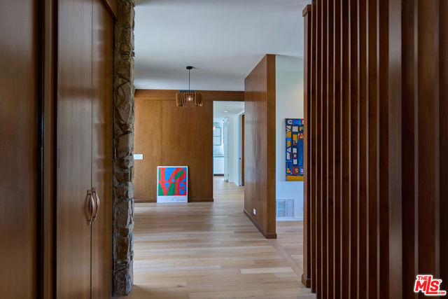 16045 Royal Mount Drive, Encino CA: https://media.crmls.org/mediaz/8e84101e-bea6-4911-9ac4-7a7330cef9ee.jpg