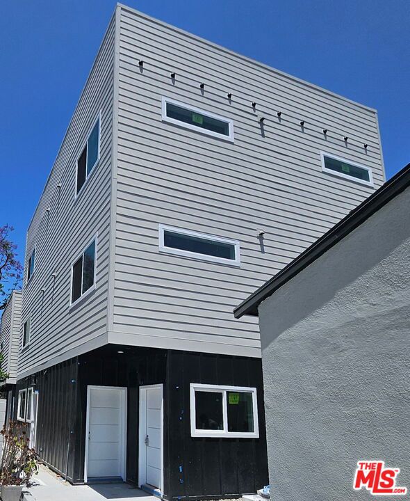 11839 1/2 Runnymede Street