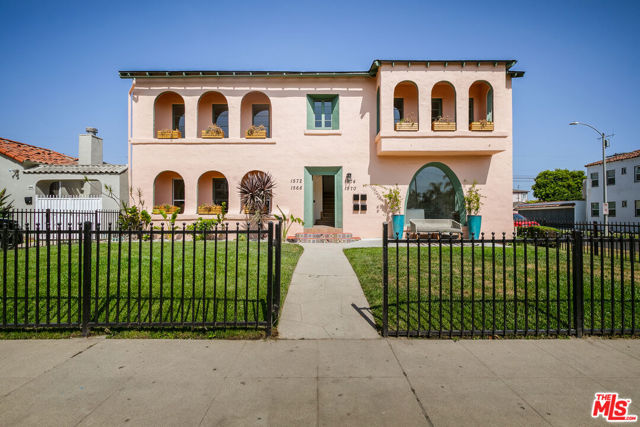 1570 S Hayworth Avenue, Los Angeles CA: https://media.crmls.org/mediaz/8e84729d-e49c-434e-b02c-3e4ed4fa7c3c.jpg