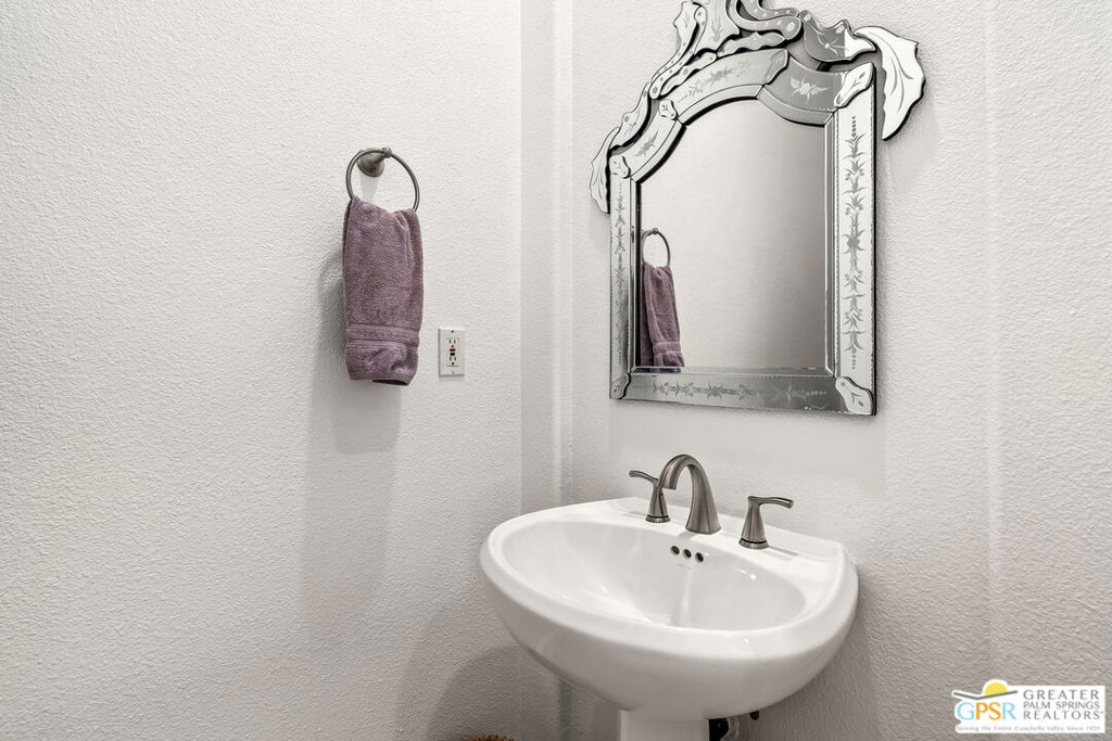 https://media.crmls.org/mediaz/8e8628a8-9ed8-4131-8f1c-5a5d8f85567c.jpg?preset=X-Large