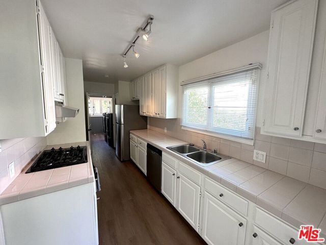 9019 Rosewood Avenue, West Hollywood CA: https://media.crmls.org/mediaz/8e8631df-b6e8-4a79-849c-2d90cf87688f.jpg