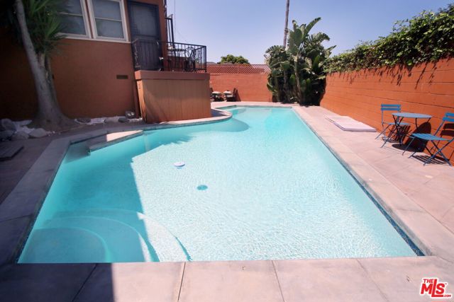 1807 Cochran Place, Los Angeles CA: https://media.crmls.org/mediaz/8e868a1a-ccf1-4d25-98ef-f568f4155dd3.jpg