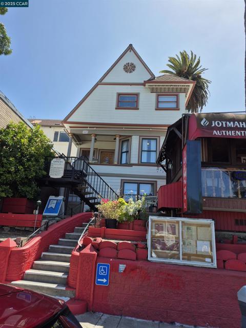 1543 SHATTUCK AVE, Berkeley CA: https://media.crmls.org/mediaz/8e86bccd-64a7-4eda-91c0-f07b91d2966a.jpg