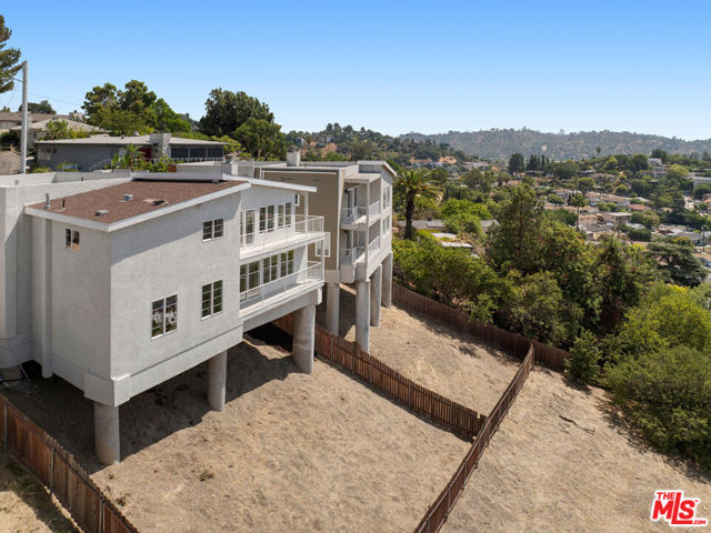 2391 Yorkshire Drive, Los Angeles CA: https://media.crmls.org/mediaz/8e86e3be-4bd2-4e3f-ad1a-798c639a43a8.jpg