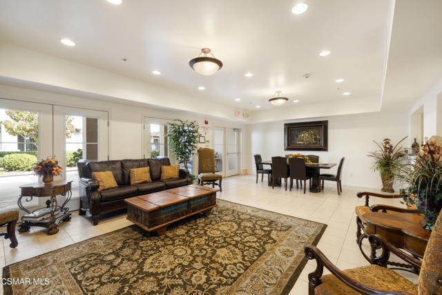 485 Country Club Drive, Simi Valley CA: https://media.crmls.org/mediaz/8e877970-b500-49e2-97b2-980a0d047a26.jpg