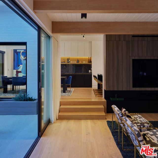 9455 Eden Drive, Beverly Hills CA: https://media.crmls.org/mediaz/8e87fde5-7e69-4cb2-95fc-e67a326df2cb.jpg