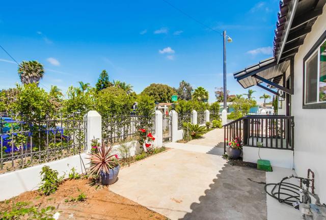 1303 Center Ave, Oceanside CA: https://media.crmls.org/mediaz/8e886583-d6fb-4fec-b8b9-dde680cc26df.jpg