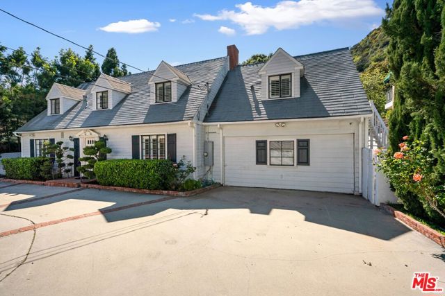 2427 Benedict Canyon Drive, Beverly Hills CA: https://media.crmls.org/mediaz/8e88c81a-c6a1-4c50-bdcc-2a085c806120.jpg