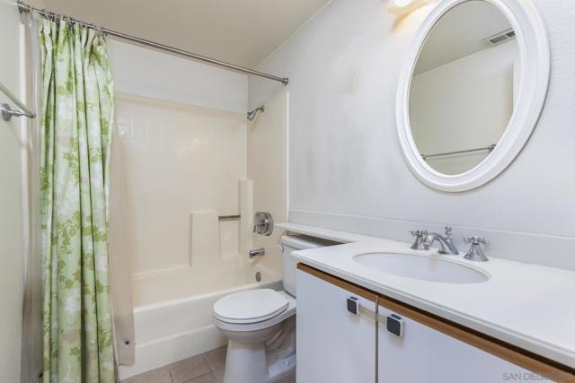 12039 Calle De Leon Drive, El Cajon CA: https://media.crmls.org/mediaz/8e88ef09-1644-47f4-a7af-d9fc72097d6c.jpg