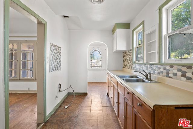 1925 19th Street, Santa Monica CA: https://media.crmls.org/mediaz/8e897333-3f48-4496-8653-863a89132da7.jpg