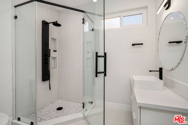 5923 Etiwanda Avenue, Tarzana CA: https://media.crmls.org/mediaz/8e899e0b-af52-4d33-9562-69b33ab8e2e3.jpg