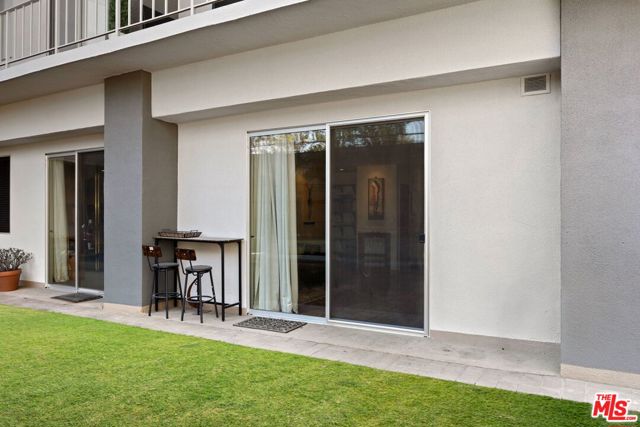 100 S Doheny Drive, Los Angeles CA: https://media.crmls.org/mediaz/8e89d010-1fbc-43bd-9158-e947a25edf73.jpg