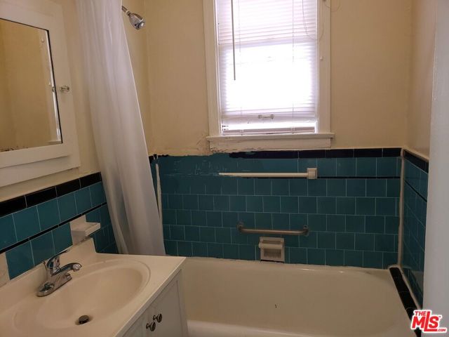 603 S Cochran Avenue, Los Angeles CA: https://media.crmls.org/mediaz/8e89f2f3-9f31-45e4-a681-a6b38acea79a.jpg