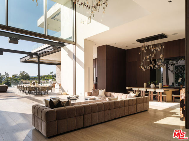 1305 Collingwood Place, Los Angeles CA: https://media.crmls.org/mediaz/8e8a2e01-4df0-4d82-b7cd-04231e44a391.jpg