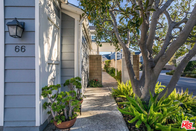 13080 Mindanao Way, Marina del Rey CA: https://media.crmls.org/mediaz/8e8af224-9cec-4c40-b9b8-725827d367c3.jpg