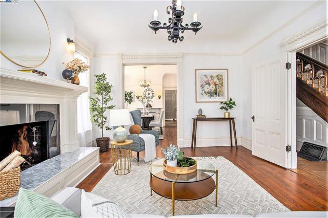 2120 Encinal Ave, Alameda CA: https://media.crmls.org/mediaz/8e8bc5cc-055a-4061-aa8a-b5e198fa9206.jpg