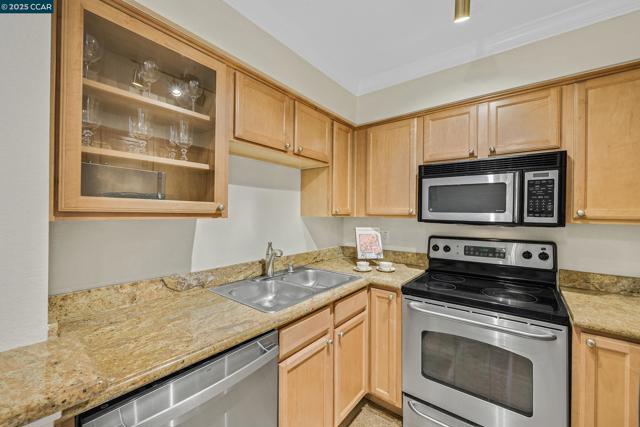 160 Eastridge Dr, San Ramon CA: https://media.crmls.org/mediaz/8e8be60d-16fa-4394-9bf6-376037b40542.jpg