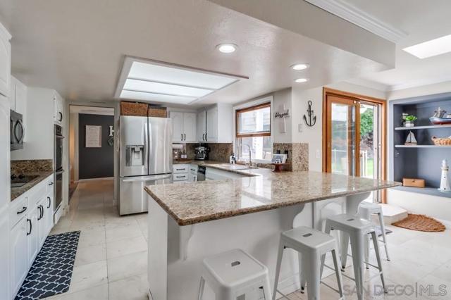 Remodeled custom kitchen with breakfast bar seating!