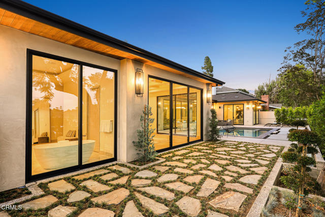 4828 Oakwood Avenue, La Canada Flintridge CA: https://media.crmls.org/mediaz/8e8d2f8c-4cc2-4252-a347-96c843567483.jpg