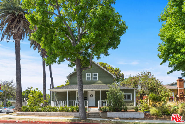 1848 19th Street, Santa Monica CA: https://media.crmls.org/mediaz/8e8d7d5e-0d66-474c-ba12-ec76d2103888.jpg