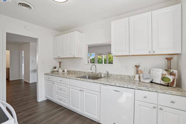 1165 Amend St, Pinole CA: https://media.crmls.org/mediaz/8e8dd4da-2298-405e-9b94-a2a7ca177cce.jpg