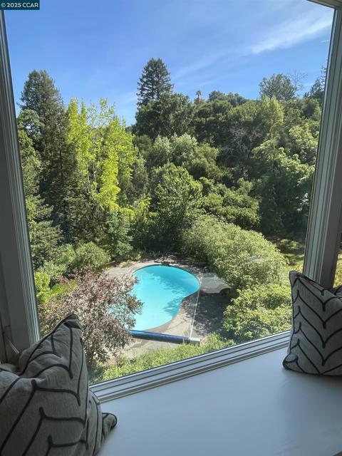 35 Tiger Tail Court, Orinda CA: https://media.crmls.org/mediaz/8e8f19d1-fcef-492a-be71-ff869947f11b.jpg