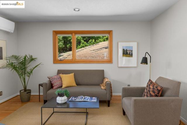 11718 Cranford Way, Oakland CA: https://media.crmls.org/mediaz/8e90dbc2-28c7-427e-9d68-391acdc1937d.jpg