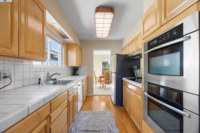 2461 Trenton Dr, San Bruno CA: https://media.crmls.org/mediaz/8e915f96-ca66-413f-91ed-9cb19e14a43b.jpg