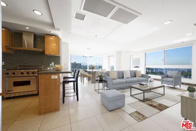 702 S Serrano Avenue, Los Angeles CA: https://media.crmls.org/mediaz/8e9245ce-ac89-4be4-97ce-9c7add472223.jpg