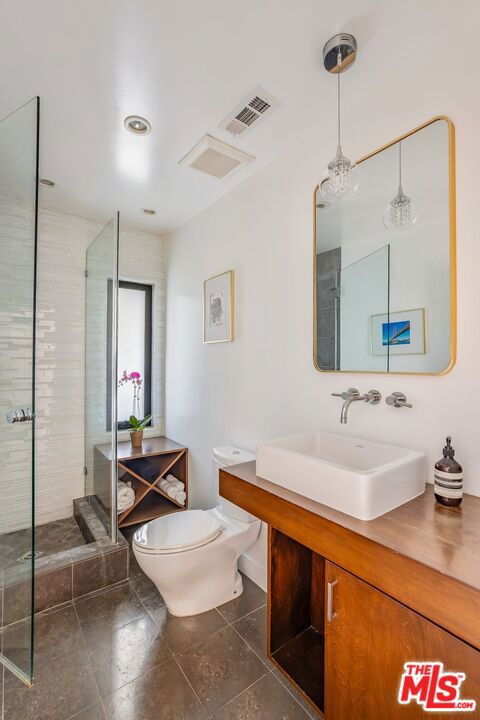 874 N Norman Place, Los Angeles CA: https://media.crmls.org/mediaz/8e92d912-60b9-48e6-8a39-51965222cd48.jpg