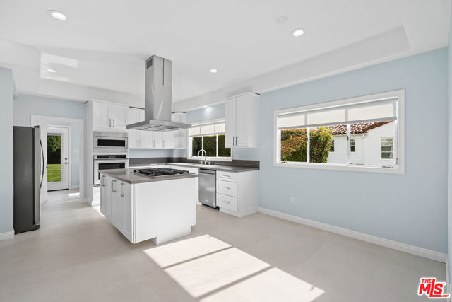 2332 Nottingham Avenue, Los Angeles CA: https://media.crmls.org/mediaz/8e93eb5d-5521-485a-a065-057391a01a03.jpg