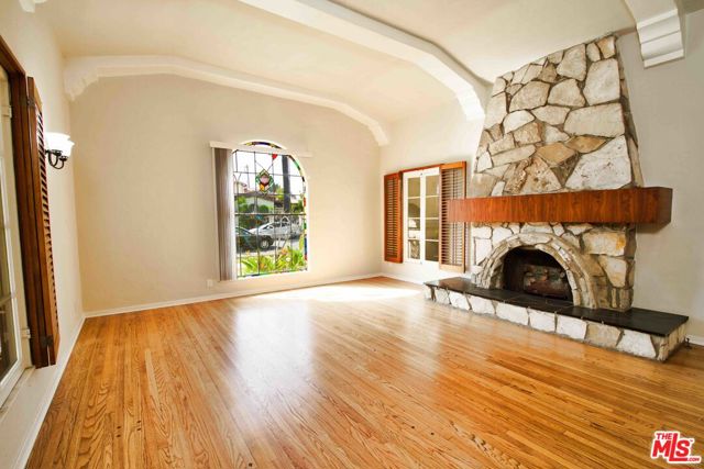 168 N DOHENY Drive, Beverly Hills CA: https://media.crmls.org/mediaz/8e943147-bef4-4e94-bccb-11d90efab1d5.jpg