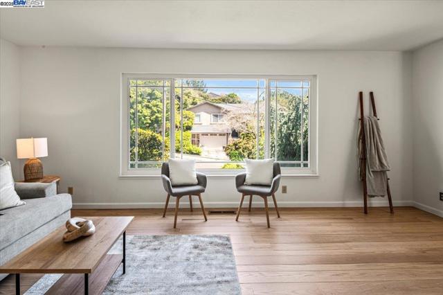 3554 Arcadian Ct, Castro Valley CA: https://media.crmls.org/mediaz/8e943899-391b-4b5e-8b56-575195732a95.jpg