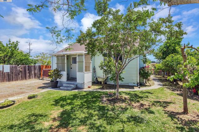 6831 Dairy Ave, Newark CA: https://media.crmls.org/mediaz/8e943aba-a462-4c68-b430-946087bb1995.jpg