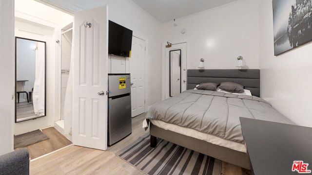 647 18th Street, Los Angeles CA: https://media.crmls.org/mediaz/8e947c48-8cb8-4aed-a1da-c86dcce104b2.jpg