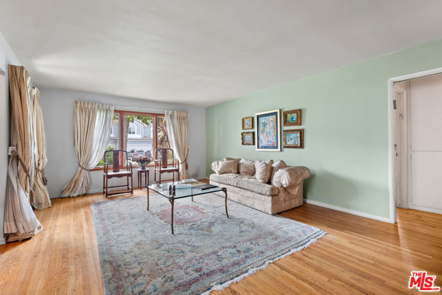 7132 Kentwood Avenue, Los Angeles CA: https://media.crmls.org/mediaz/8e94cf21-ae23-4ee9-8d99-acbc0bdf1965.jpg