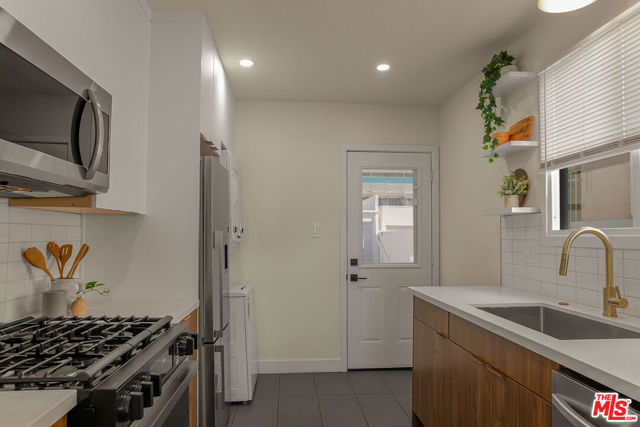 2046 S Burnside Avenue, Los Angeles CA: https://media.crmls.org/mediaz/8e956c07-5b93-4f05-8e12-29dbcb7f74d2.jpg