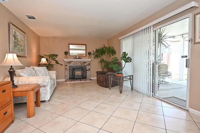 4525 Wolverine Way, Antioch CA: https://media.crmls.org/mediaz/8e961b05-d282-411f-b3c3-fba137732aba.jpg