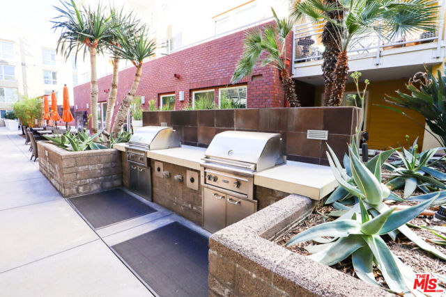 21301 ERWIN Street, Woodland Hills CA: https://media.crmls.org/mediaz/8e9635e3-3a7c-4937-a801-372cccfc8ceb.jpg