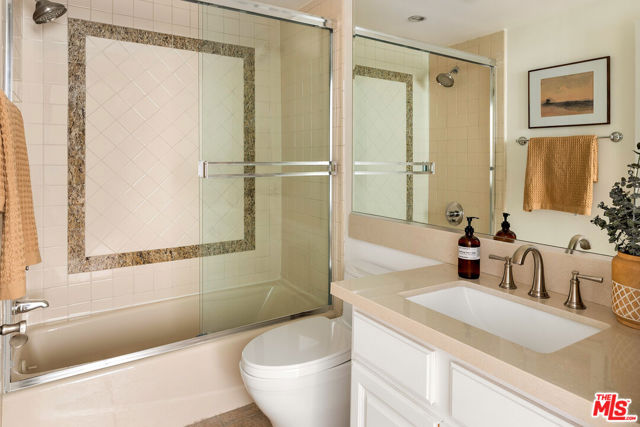 911 7th Street, Santa Monica CA: https://media.crmls.org/mediaz/8e96608c-d2e9-4bee-aaee-26aac596b080.jpg