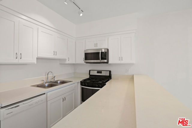 1920 Overland Avenue, Los Angeles CA: https://media.crmls.org/mediaz/8e96dc6b-bd68-478d-a9dc-de6f70481348.jpg