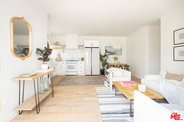 1617 1/4 Micheltorena Street, Los Angeles CA: https://media.crmls.org/mediaz/8e979f16-dae5-4a3c-88f1-1a62b90fb46a.jpg