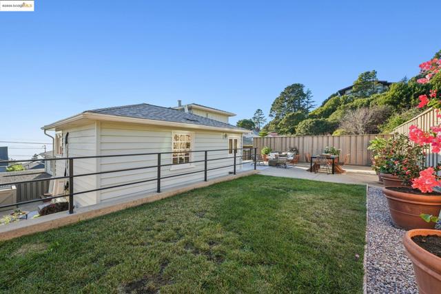 19 Highland Blvd, Kensington CA: https://media.crmls.org/mediaz/8e97f301-3181-449f-a41f-5bb18482fcb9.jpg