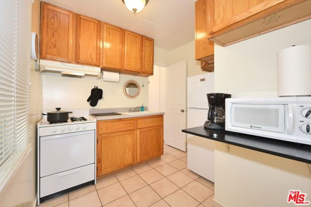 16 Clubhouse Avenue, Venice CA: https://media.crmls.org/mediaz/8e980298-e717-48a5-a633-46f842054f18.jpg