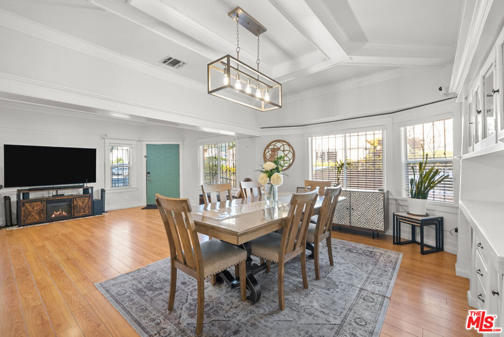 1558 N Kenmore Avenue